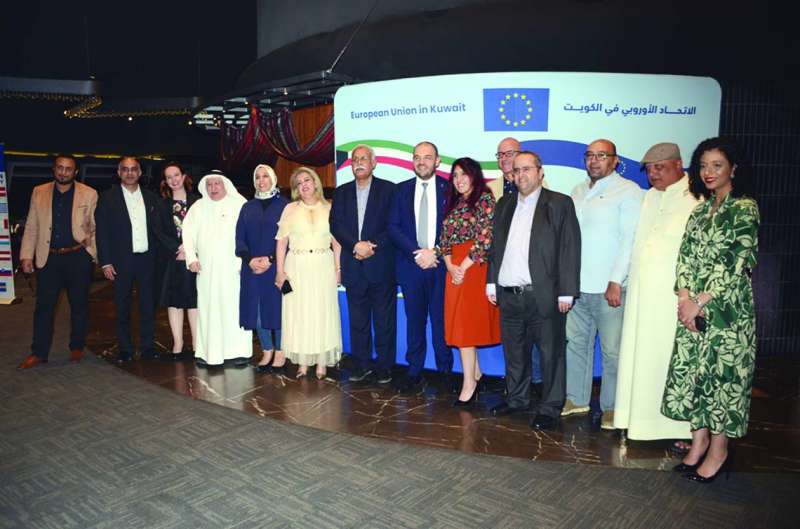 السفير تودور متوسطاً ممثلي وسائل الإعلام وعدداً من الحضور
