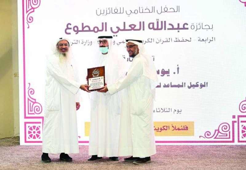 تكريم أحد الفائزين