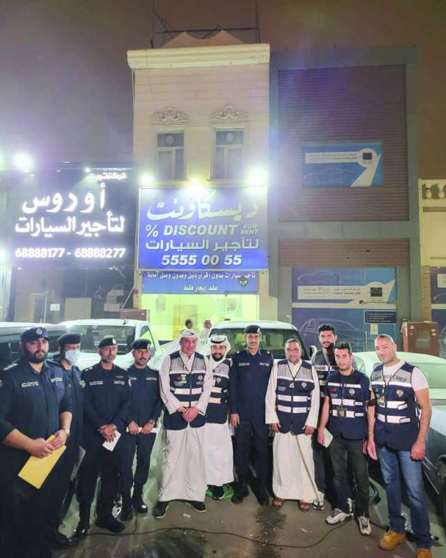 فريقا «الداخلية» و«التجارة» أمام مكاتب شركات لتأجير المركبات
