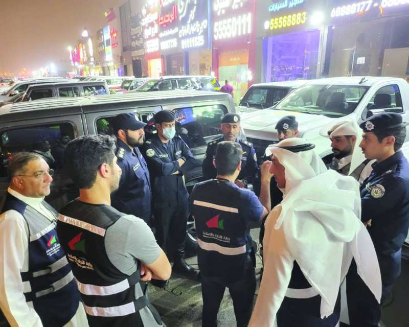 أفراد الحملة خلال التفتيش الميداني على السيارات
