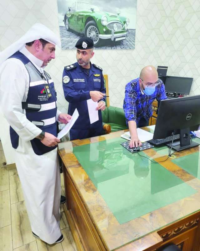 الظفيري والعوضي في أحد مكاتب التأجير