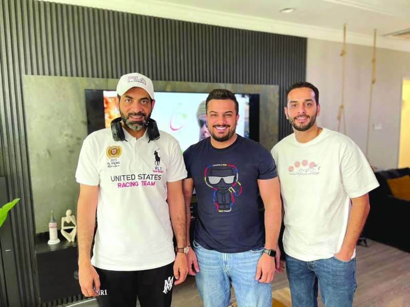 
عيسى الحساوي متوسطاً المخرج الطوالة وأحمد النجار
