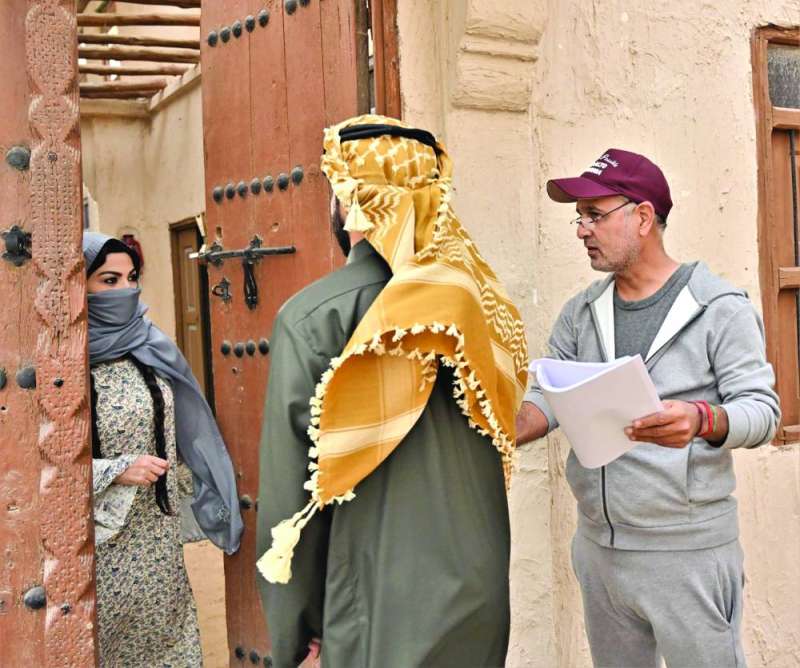 المخرج يوجه الفنانين... وتبدو شيرين الرفاعي