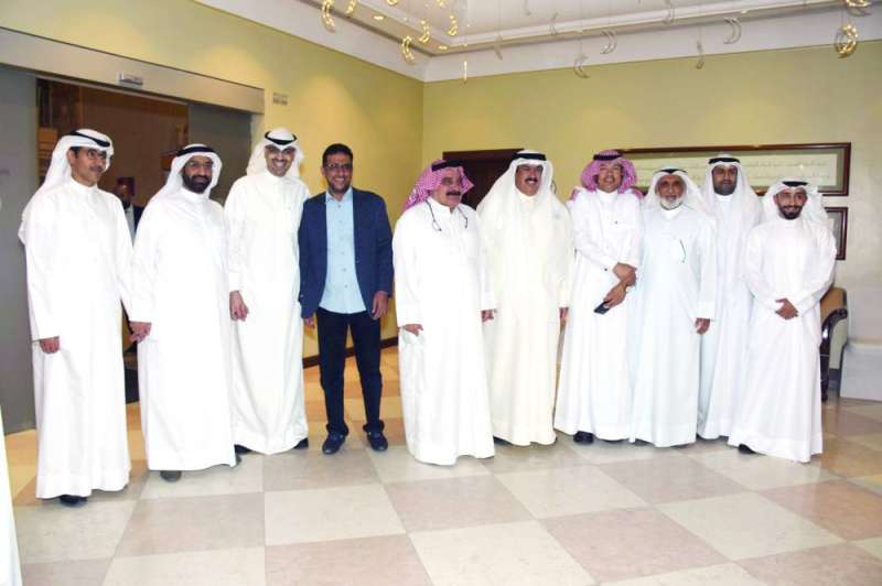 
المضف متوسطاً عدداً من أساتذة الجامعة
