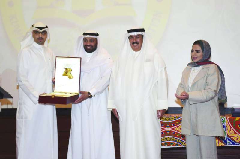 الجمعية تكرم مدير الجامعة يوسف الرومي 