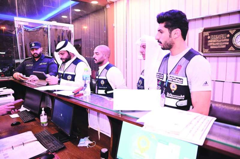 أعضاء الحملة يدققون عقود أحد المكاتب	(تصوير نايف العقلة)
