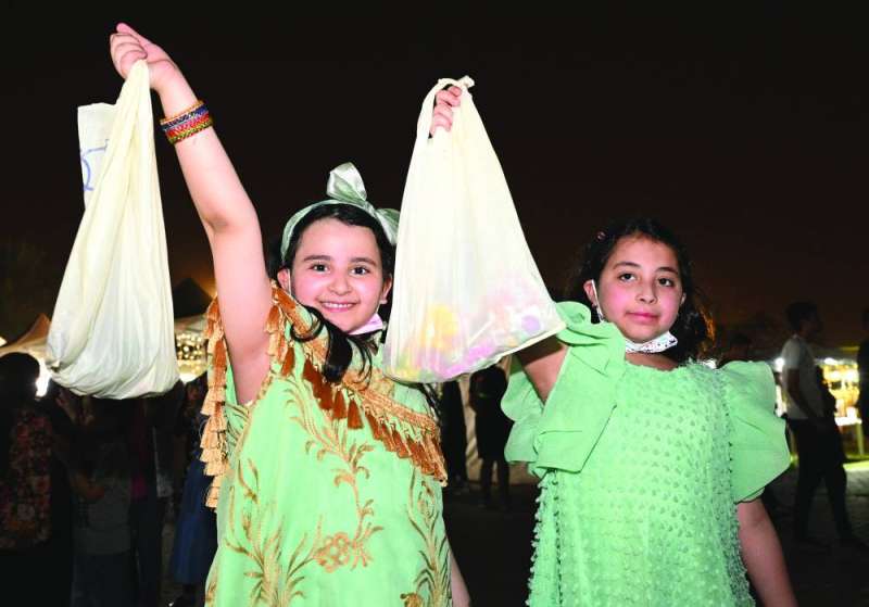 زهرتان ترفعان غلة القرقيعان
