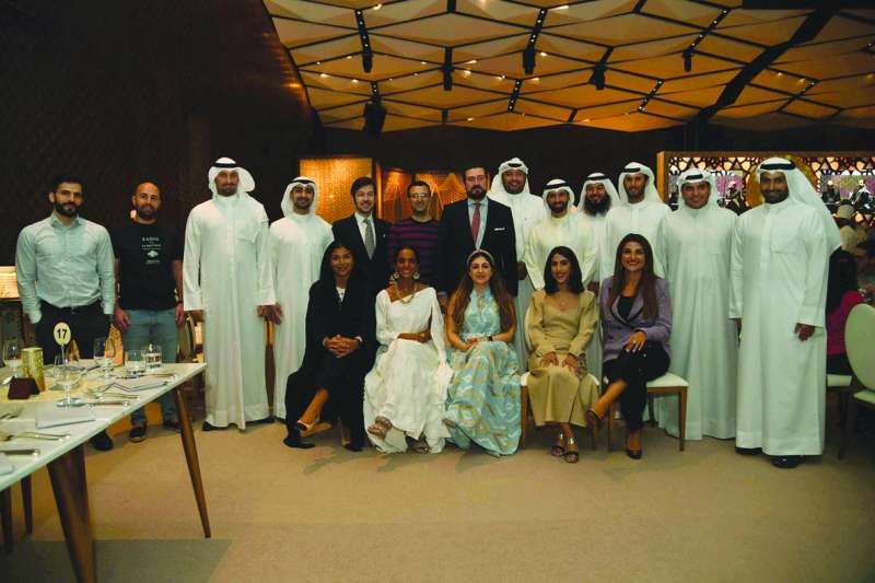 
السفير الإسباني يتوسّط الطلبة الكويتيين خريجي الجامعة الإسبانية خلال الغبقة
