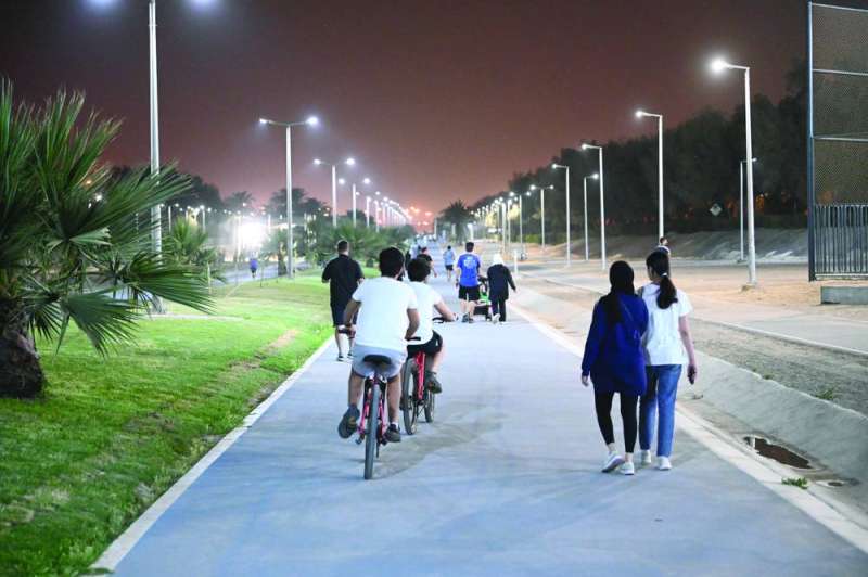 
ممشى مشرف... متنفس العائلات والرياضيين 	(تصوير أسعد عبدالله)
