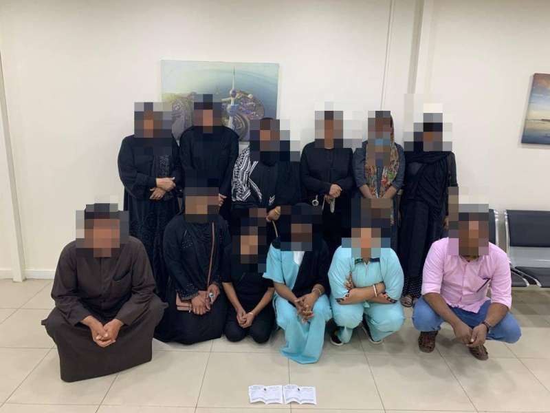  «شؤون الإقامة» أطاحت بـ 3 مكاتب خدم وهمية و32 مخالفاً 