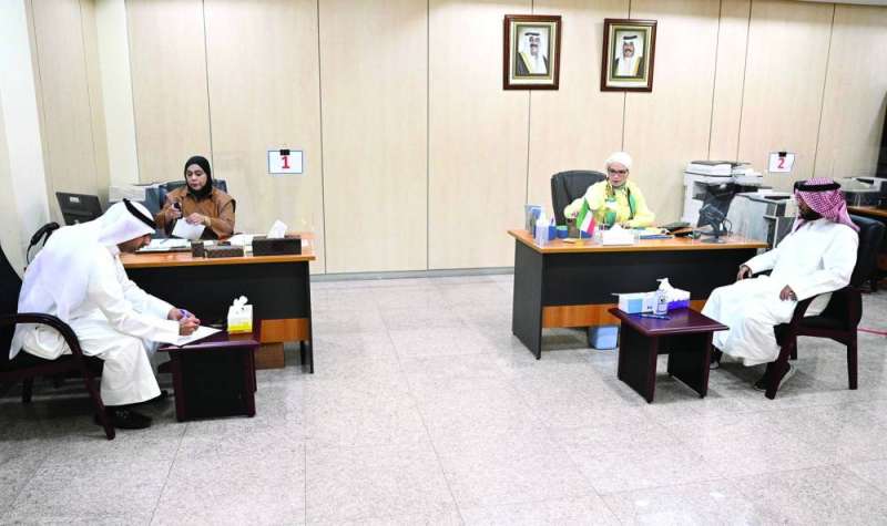 مرشحان يتقدمان بأوراقهما أمس 	(تصوير نايف العقلة)
