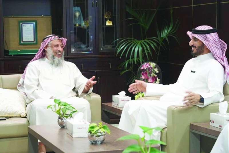 عثمان الخميس خلال الزيارة إلى بيت الزكاة