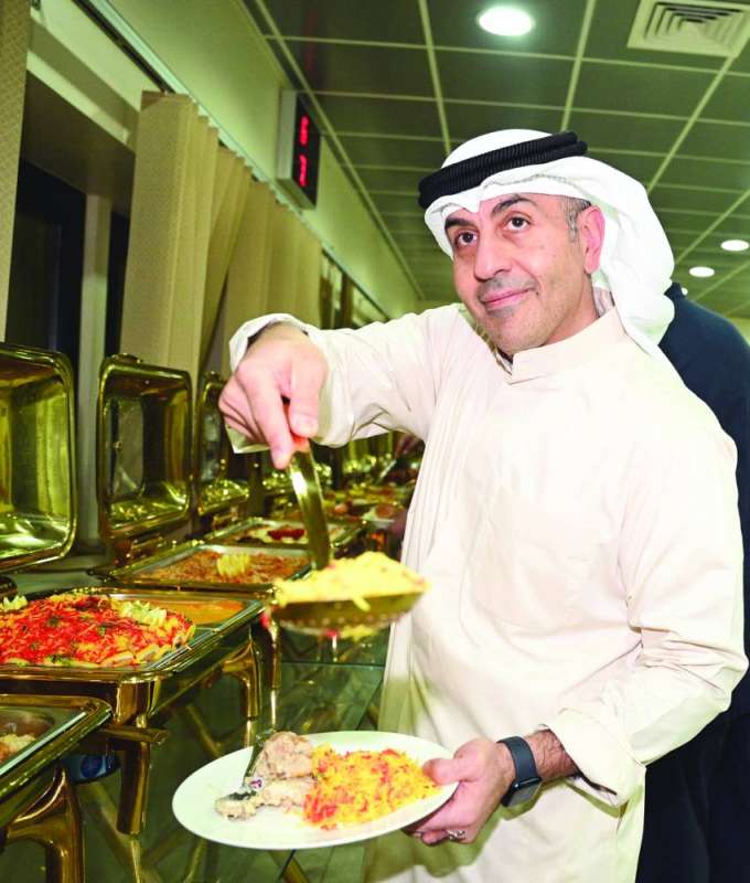 الموسى يضع الطعام في طبقه