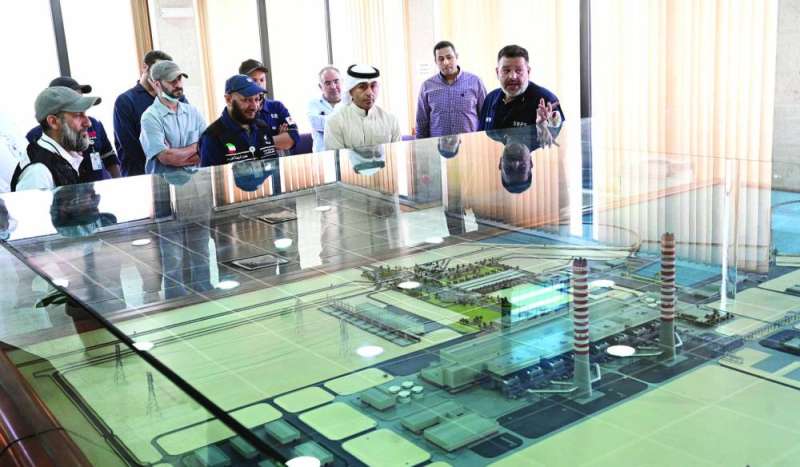 الاستماع إلى شرح حول آلية عمل أحد المشاريع