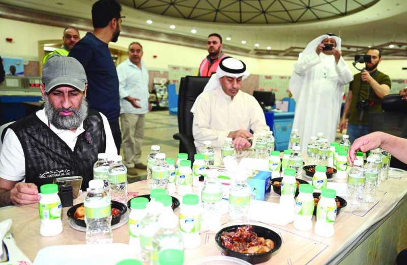 الموسى ينظر في ساعته للتأكد من وقت الإفطار