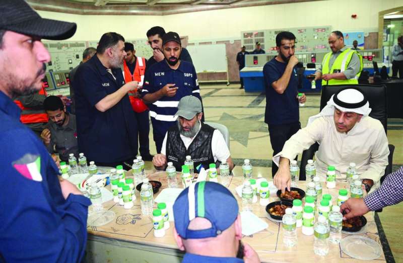 تناول التمر وشرب الماء واللبن خلال لحظة الإفطار 	 (تصوير نايف العقلة)
