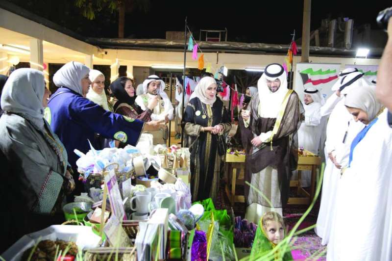 
شعيب خلال جولته بالمعرض المصاحب للاحتفالية