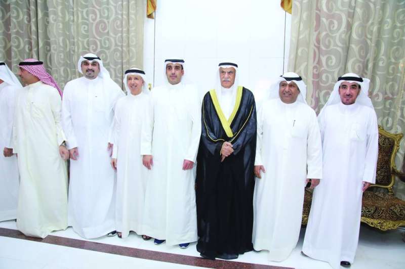 السعدون يتوسط نواب الكتلة
