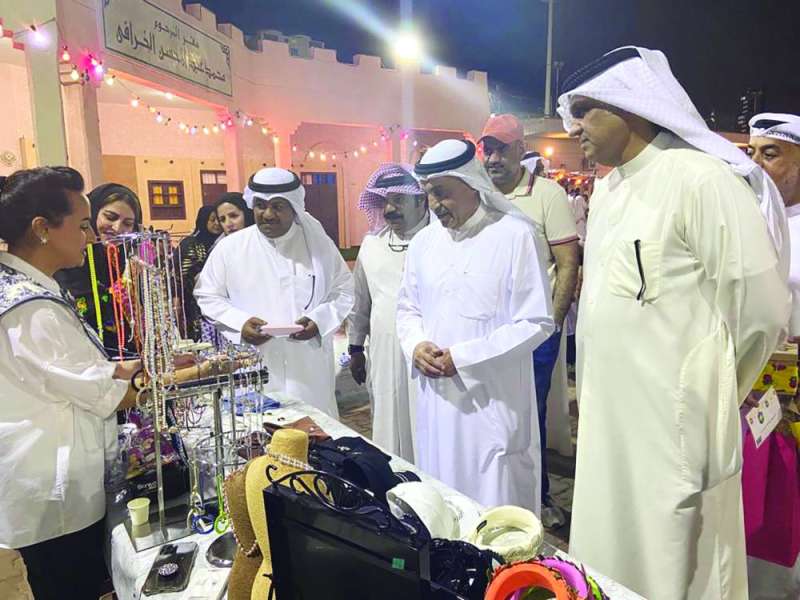 
الطريجي والمشاركون يطلعون على محتويات المهرجان الرمضاني
