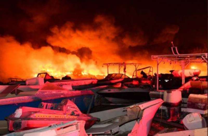 حريق زوارق كراج البلدية في ميناء عبدالله  