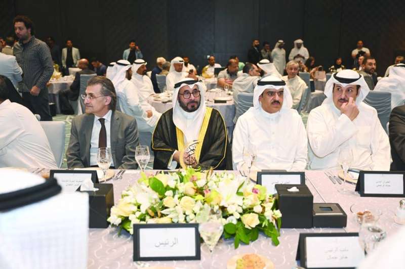 مدير الطيران المدني يتوسط مسؤولي الإدارة وبعض المدعوين	 (تصوير أسعد عبدالله)
