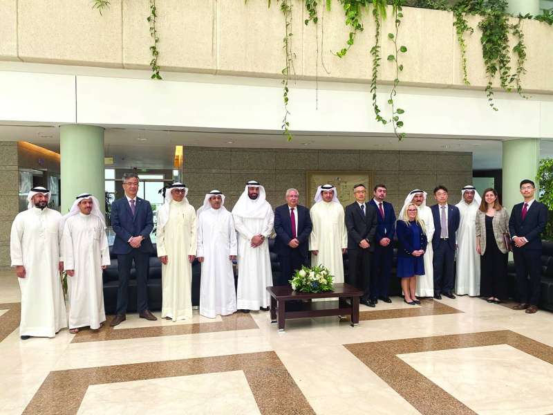 
الرومي متوسطاً المهنئين في لقطة جماعية
