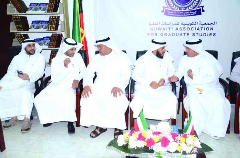 
المطر مُهنّئاً قيادات الجمعية
