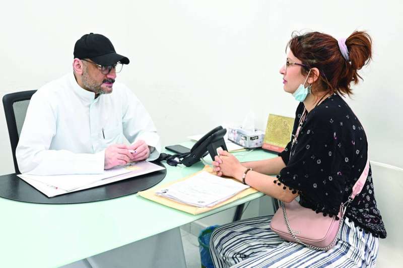 شيخة متحدثة للزميل ناصر الفرحان	(تصوير نايف العقلة)