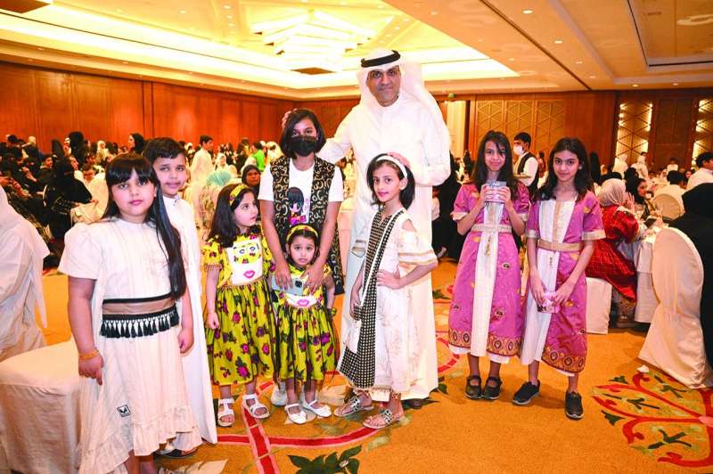 
البرجس وعدد من الأطفال في حفل القرقيعان	 (تصوير نايف العقلة)
