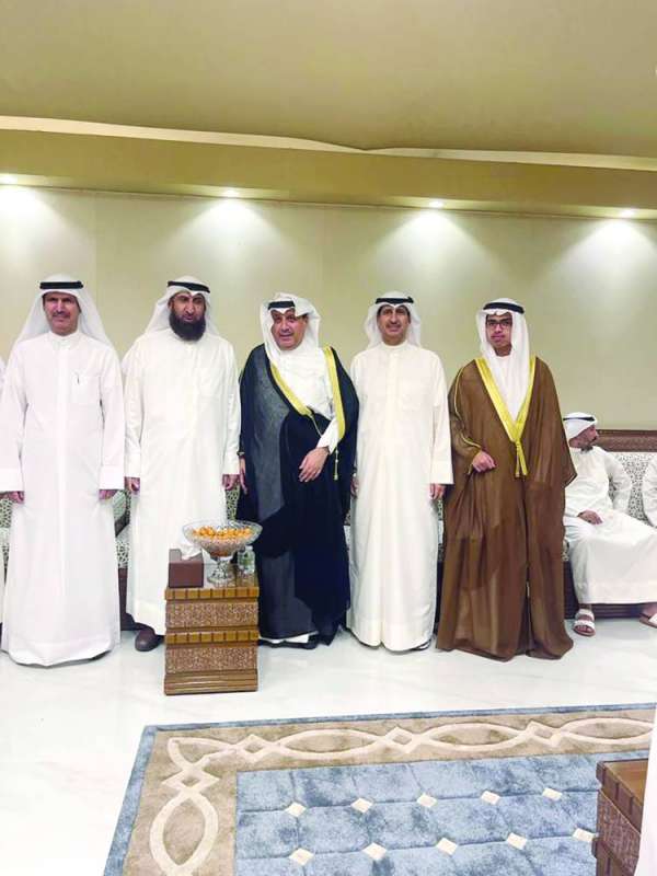 الشيخ حمد جابر العلي يتوسط وزير الكهرباء والماء السابق مشعان العتيبي وفيحان وسعد العتيبي وابنه خالد 	 (تصوير سعود سالم)