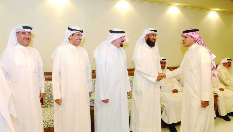 أبناء محمد مشعان العتيبي يستقبلون المهنئين 	