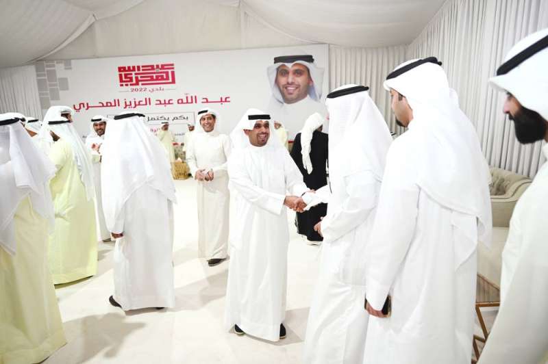 
المحري مُستقبلاً ضيوفه في الغبقة الرمضانية	
