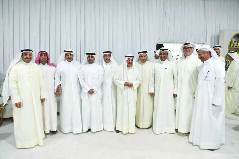 
المحري متوسطاً مجموعة من الأهالي المهنئين