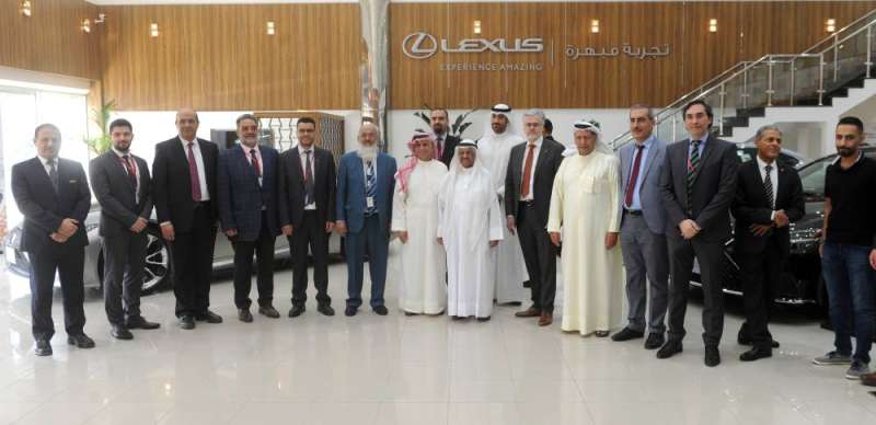 لقطة جماعية لفريق عمل «لكزس الساير»