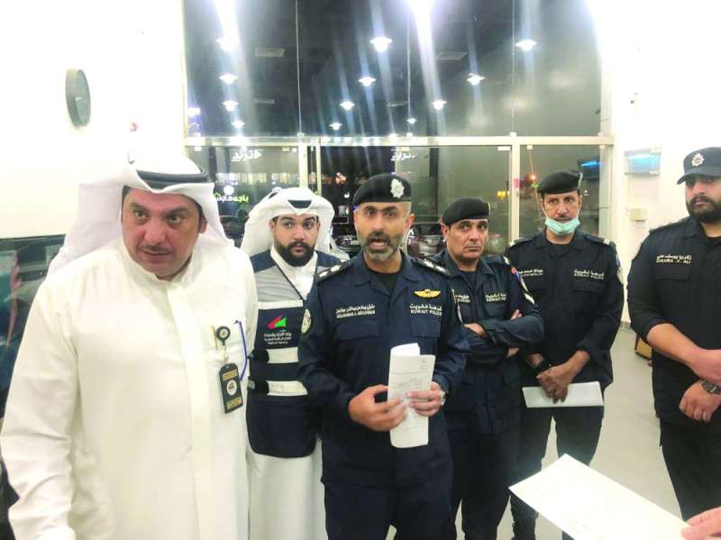 الظفيري والعوضي وأعضاء الفريق في أحد المكاتب
