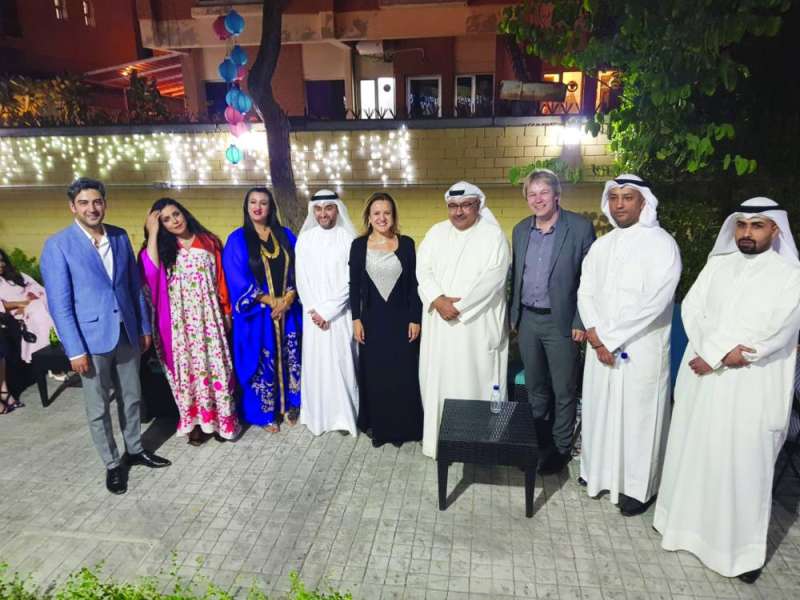 السفيرة الفرنسية متوسطة عدداً من المشاركين في الغبقة
