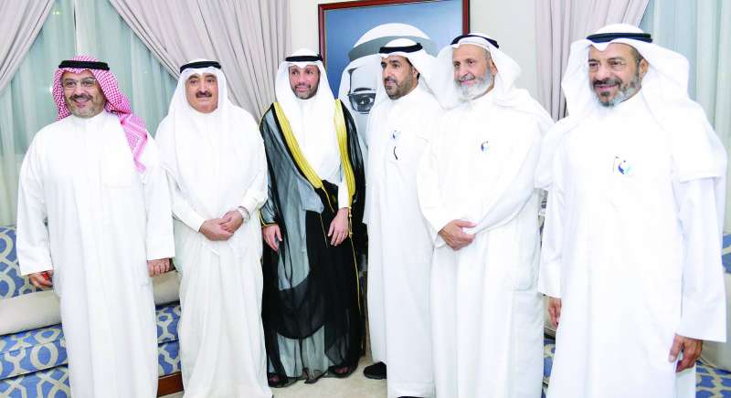 الغانم متوسطاً قيادات الحركة الصانع ومحمد العليم والظفيري ووزير التجارة فهد الشريعان 	(تصوير نايف العقلة)
