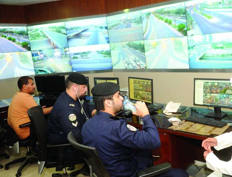 
الإفطار... والعيون على الكاميرات