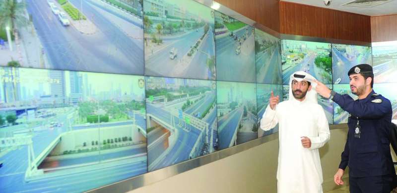 
النقيب فريح شارحاً للزميل نايف كريم آلية عمل القسم	 (تصوير سعود سالم)
