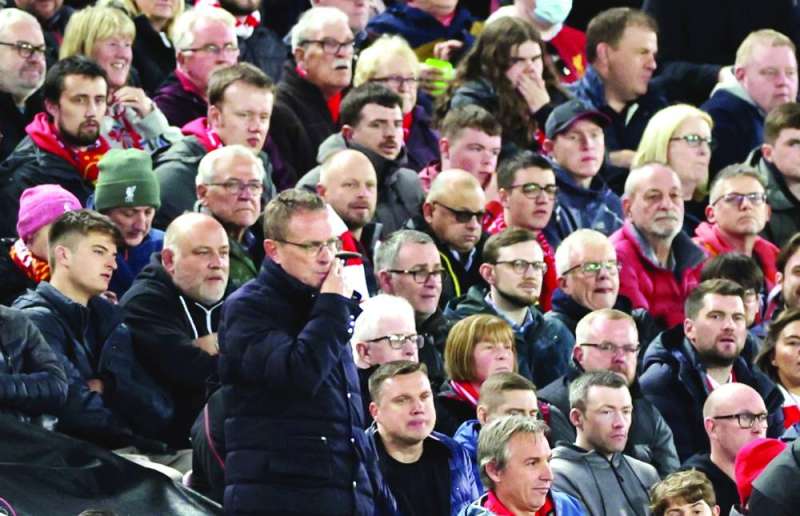 رالف رانغنيك خائباً خلال المباراة أمام ليفربول (رويترز)