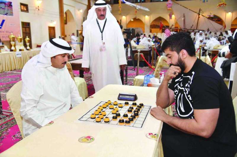 تركيز شديد في لعبة الدامة