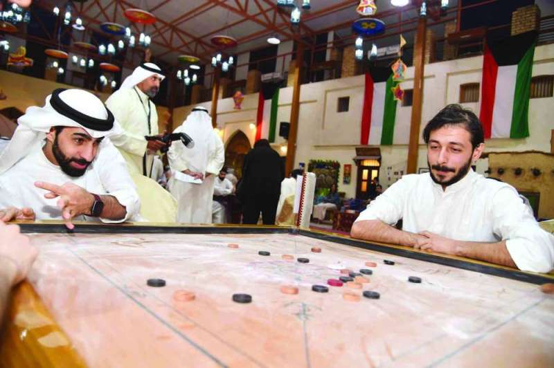 منافسة قوية في لعبة البليارد (الكيرم)