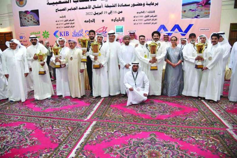 الفائزون في لقطة جماعية مع الشيخة أمثال الأحمد	 (تصوير أسعد عبدالله)
