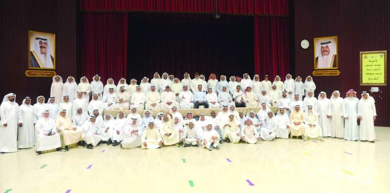 
الخريجون في صورة تذكارية في الغبقة