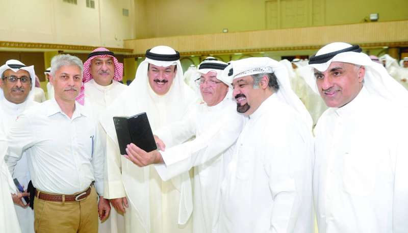 
المضف متوسطاً عدداً من الخريجين القدامى	 (تصوير سعود سالم)
