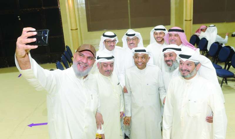 سيلفي مع الزملاء القدامى