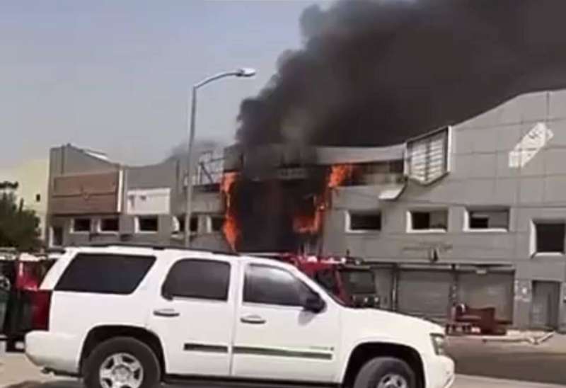 حريق مبنى قيد الهدم