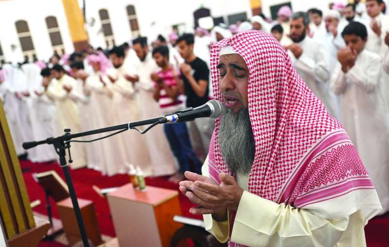 الشيخ خالد السعيدي أم المصلين في مسجد أبو بكر الصديق
