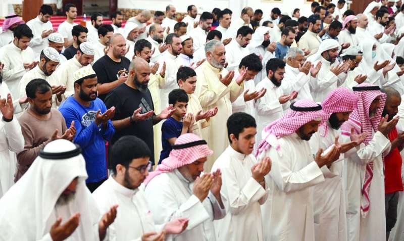 أكف الضراعة ترتفع إلى السماء 	(تصوير نايف العقلة)
