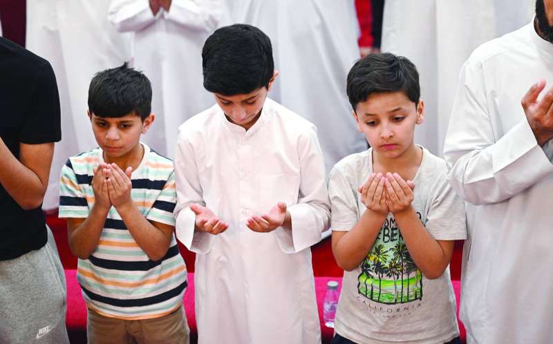 الأطفال شاركوا ذويهم صلاة القيام
